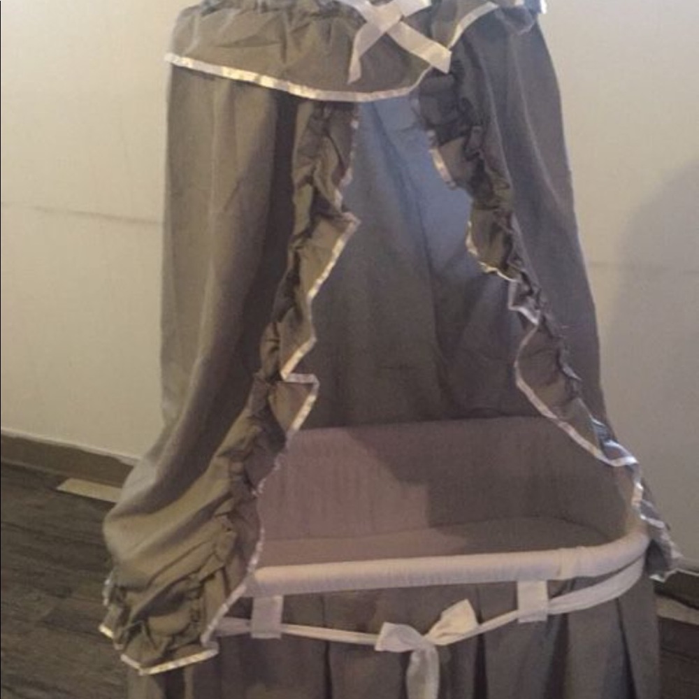 Majestic canopy baby bassinet